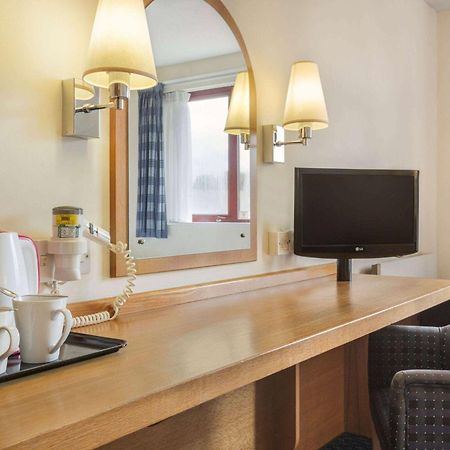 Days Inn Magor Exteriör bild